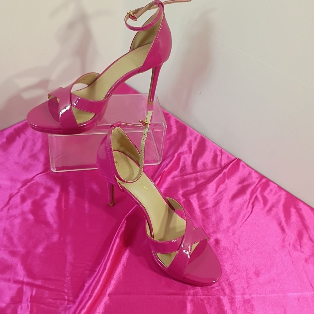 Kelly & Katie Women's SZ 10M Sanesa Sandle Fushia Pink. Condition is Pre-owned